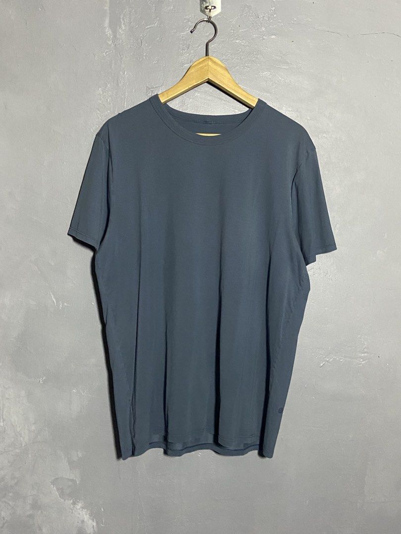 Lululemon Fundamental T-Shirt (Category: Activewear) located in Cabuyao City. Submitted by chukz_x (Listing ID 1459950796, Image 2). Description: Lululemon Fundamental T-Shirt Size : L-XL FIT Dimes : 22W 27L Condition : Excellent Issue : none Price : 650 📍READY TO WEAR 📍Cabuyao Laguna.