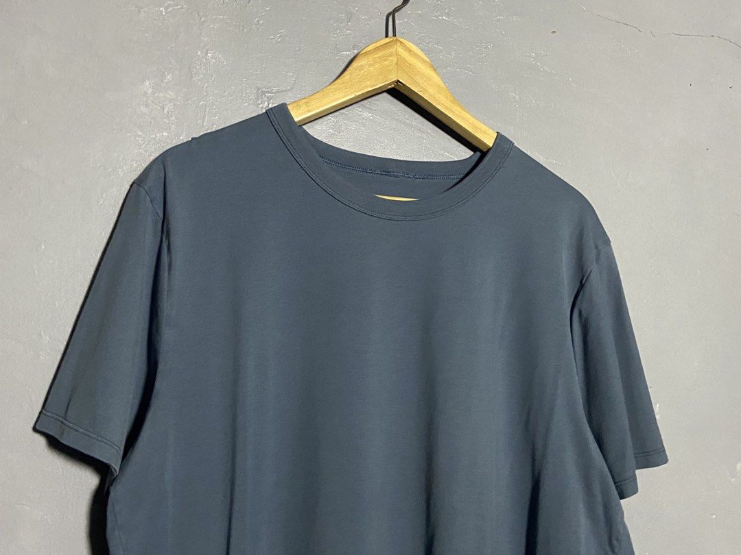 Lululemon Fundamental T-Shirt (Category: Activewear) located in Cabuyao City. Submitted by chukz_x (Listing ID 1459950796, Image 3). Description: Lululemon Fundamental T-Shirt Size : L-XL FIT Dimes : 22W 27L Condition : Excellent Issue : none Price : 650 📍READY TO WEAR 📍Cabuyao Laguna.