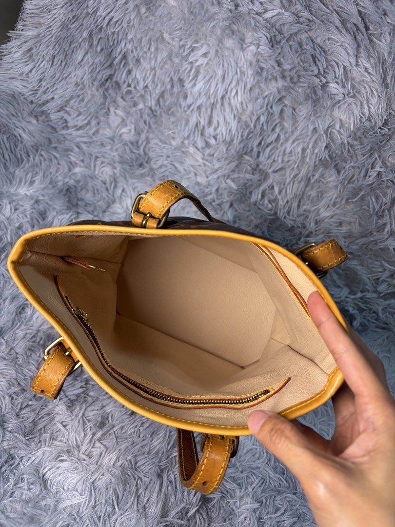 LV BUCKET BAG (Category: Luxury Bags & Wallets) located in Taguig. Submitted by ljlucero (Listing ID 1459925543, Image 2). Description: .