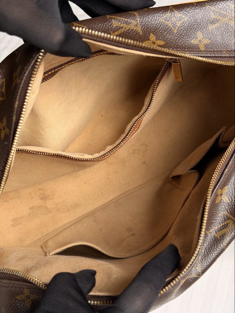 LV CITÉ GM (Category: Luxury Bags & Wallets) located in Maco. Submitted by mebeia (Listing ID 1459949957, Image 2). Description: 👜 LV CITÉ GM — GET THE DEAL, NOT THE MARKUP 🤎 The LV Monogram Cité GM — a practical yet effortlessly chic everyday bag featuring the iconic LV Monogram canvas. Perfect for those who love that classic vintage LV look with plenty of room for your essentials. Currently reselling around ₱55,000 in the Philippine preloved 
