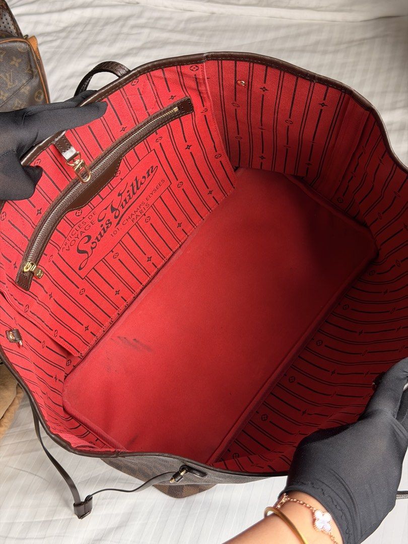 LV Neverfull GM (Category: Luxury Bags & Wallets) located in Maco. Submitted by mebeia (Listing ID 1459935955, Image 2). Description: Neverfull GM — Damier Ebene A timeless icon, made for everyday luxury. 🤎👜 The LV Neverfull GM in Damier Ebene — spacious, versatile, and effortlessly classic. Your perfect companion for work, travel, or everyday days out. ✨ Pre-loved condition - Rank A (Very Good Condition) ✨ Damier Ebene canvas ✨ Comes with orig