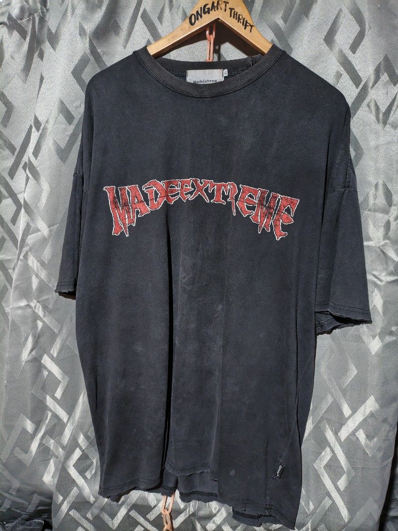 MadeExtreme Graphic T-Shirt (Category: Tshirts & Polo Shirts ) located in Maasim. Submitted by ukayganda25 (Listing ID 1459945422, Image 2). Description: - Brand: MadeExtreme - Color: Black - Graphic: Distressed red print on front - Fit: Oversized - Details: Raw hem - Estimated Size: XL - Occasion: Casual wear -26*31 dimensions .