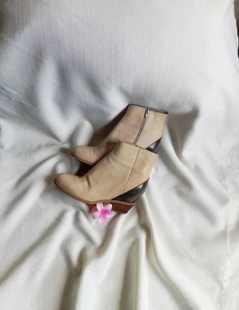 Maison margiela ankle boots with side zipper (Category: Boots) located in Bagabag. Submitted by thrift_stories96 (Listing ID 1460064165, Image 2). Description: Maison margiela ankle boots with side zipper Size 37 Insole size - 23.5 cm Ph base size - 7 to 7.5 Condition - 8.5/10 Normal sign of use due to its age Vintage piece.Cream actual color Not sure if design ung white markings sa counter heel.Kindly check posted photo.