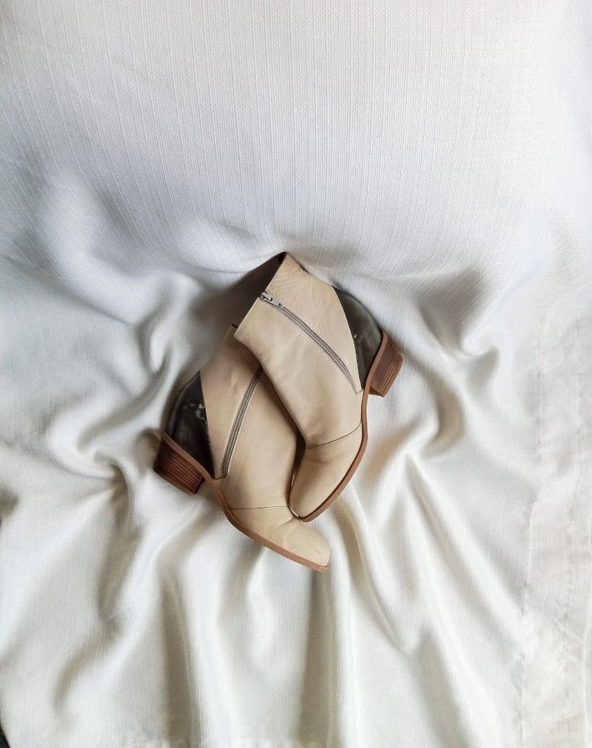 Maison margiela ankle boots with side zipper (Category: Boots) located in Bagabag. Submitted by thrift_stories96 (Listing ID 1460064165, Image 3). Description: Maison margiela ankle boots with side zipper Size 37 Insole size - 23.5 cm Ph base size - 7 to 7.5 Condition - 8.5/10 Normal sign of use due to its age Vintage piece.Cream actual color Not sure if design ung white markings sa counter heel.Kindly check posted photo.
