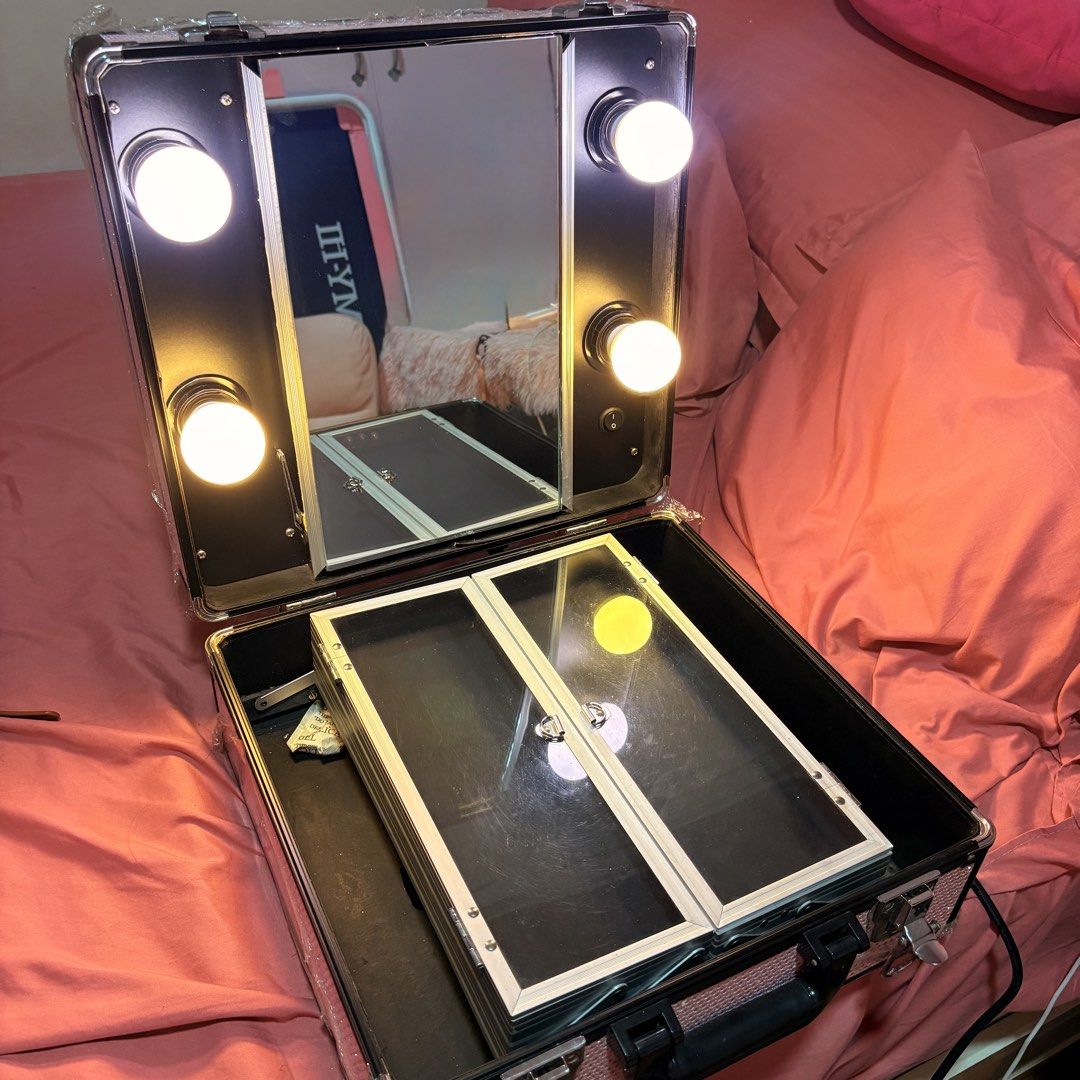 Make-up Vanity Kit (Category: Accessory Holder, Box & Organizers) located in Manila. Submitted by gemsy (Listing ID 1460050793, Image 2). Description: Gladking Vanity Kity Package with 4 bulbs Mini version of studio To Go lighted Makeup with the same solid construction Easily store your makeup brushes, lipsticks, foundation, and other products With Carry handle make it perfect for a travel 100% Gladking Philippines product Color: 046 Glittery Pin