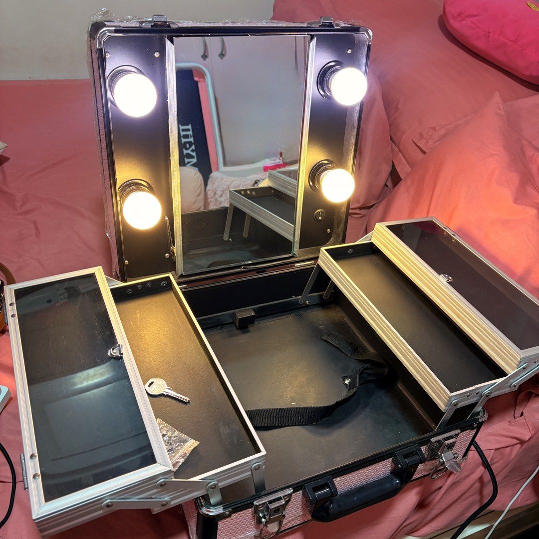 Make-up Vanity Kit (Category: Accessory Holder, Box & Organizers) located in Manila. Submitted by gemsy (Listing ID 1460050793, Image 3). Description: Gladking Vanity Kity Package with 4 bulbs Mini version of studio To Go lighted Makeup with the same solid construction Easily store your makeup brushes, lipsticks, foundation, and other products With Carry handle make it perfect for a travel 100% Gladking Philippines product Color: 046 Glittery Pin