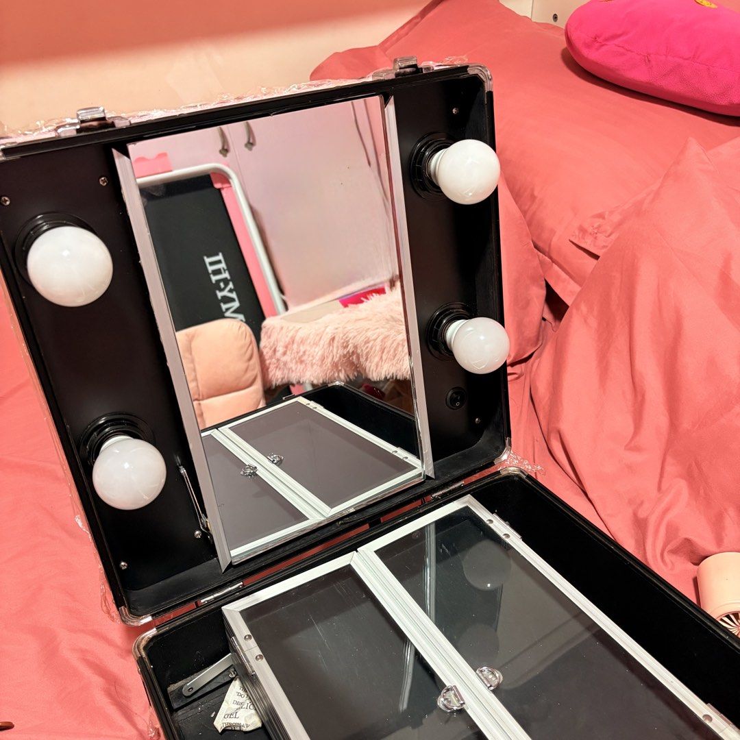 Make-up Vanity Kit (Category: Accessory Holder, Box & Organizers) located in Manila. Submitted by gemsy (Listing ID 1460050793, Image 1). Description: Gladking Vanity Kity Package with 4 bulbs Mini version of studio To Go lighted Makeup with the same solid construction Easily store your makeup brushes, lipsticks, foundation, and other products With Carry handle make it perfect for a travel 100% Gladking Philippines product Color: 046 Glittery Pin