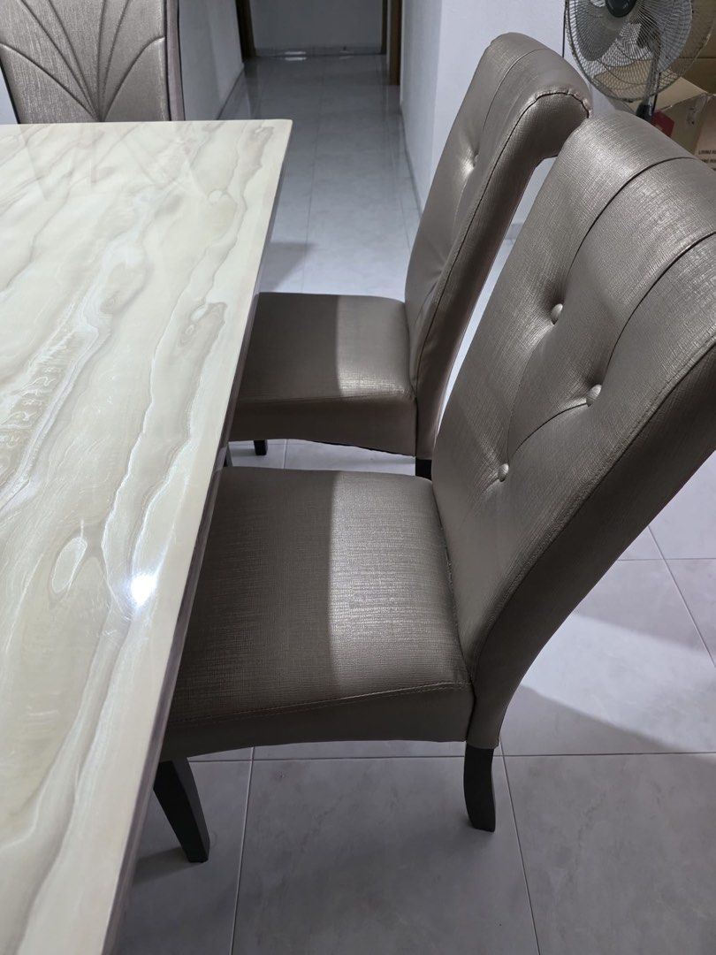 Marble Table (Category: Tables & Sets) located in Singapore. Submitted by newstorm-ed36cb (Listing ID 1459924119, Image 3). Description: CHEAP RARE MARBLE TABLE ALMOST BRAND NEW BARELY USED AVAIL FOR NEGO FOR GOOD PRICE .