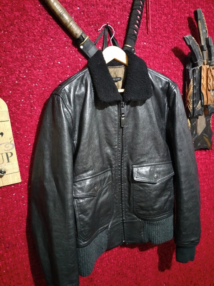 MARC JACOB TYPE G-1 PILOT LEATHER JACKET FOR MEN'S (Category: Coats, Jackets and Outerwear) located in Baguio. Submitted by vertex_nga.pow (Listing ID 1460042586, Image 2). Description: MARC JACOB TYPE G-1 PILOT LEATHER JACKET FOR MEN'S MEDUIM SIZE DIMENSION 26L BY 21 ARMPIT TO ARMPIT 17.5 INCHES SHOULDER TO SHOULDER 26 INCHES SLEEVE COW HIDE LEATHER MATERIAL GOOD CONDITION ISSUE LAST PIC BAGUIO LOCATION PLUS SF SA MALAYU JNT COURIER PASS COD UNL