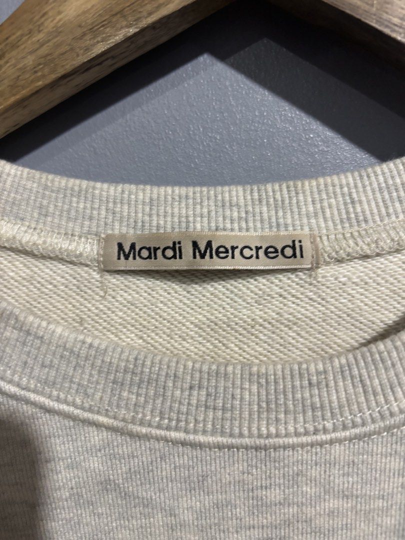 Mardi Mercredi Grey Daisy Sweatshirt (Category: Coats, Jackets and Outerwear) located in Manila. Submitted by happywind_ba7b96 (Listing ID 1460044210, Image 2). Description: - Mardi Mercredi grey sweatshirt - Features a green daisy graphic on the front - Classic crewneck style with long sleeves - Made from 100% soft cotton - Ideal for everyday casual wear - Easily pairs with jeans, shorts, or skirts.