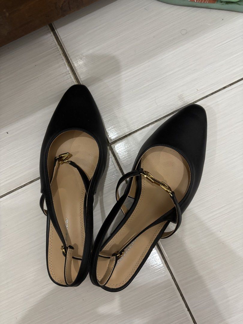 Matthew’s Sandals (Category: Heels) located in Urdaneta. Submitted by declutteringgurl47382 (Listing ID 1459944274, Image 1). Description: Only used twice. Not my style. .