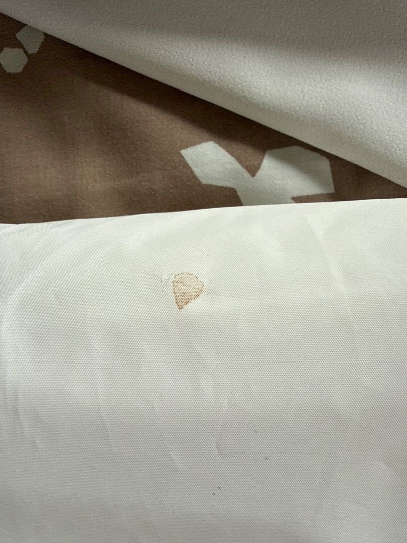 Mattress protector king size new with a storage stain (Category: Bedding & Towels) located in Makati City. Submitted by eskarina62 (Listing ID 1459995152, Image 3). Description: .