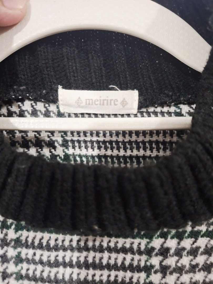 MEIRIRE Plaid Mock Neck Knit Sweater Long Sleeve Pullover (Category: Coats, Jackets and Outerwear) located in Manila. Submitted by fits.for.less (Listing ID 1460020941, Image 3). Description: 50 pesos LP: 35 >> From Japan >> no issues, stains >> S to M >> Makapal MOP: Gcash MOD: lalamove/grab, pick-up if malapit lang.