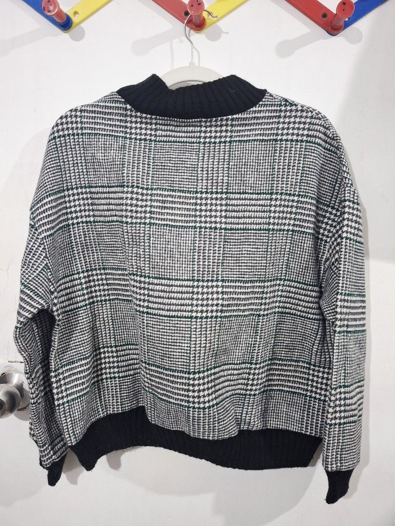 MEIRIRE Plaid Mock Neck Knit Sweater Long Sleeve Pullover (Category: Coats, Jackets and Outerwear) located in Manila. Submitted by fits.for.less (Listing ID 1460020941, Image 2). Description: 50 pesos LP: 35 >> From Japan >> no issues, stains >> S to M >> Makapal MOP: Gcash MOD: lalamove/grab, pick-up if malapit lang.