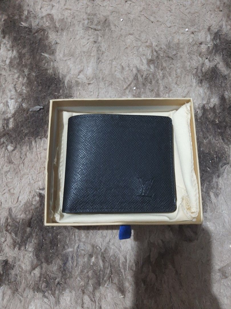 Men's Bifold Wallet (Category: Wallets & Card holders) located in Davao. Submitted by nisa_chan04 (Listing ID 1460075339, Image 3). Description: - Classic bifold wallet (w/ photo slot) - Textured leather finish - Small embossed logo on front - Includes box - Ideal for everyday carry.