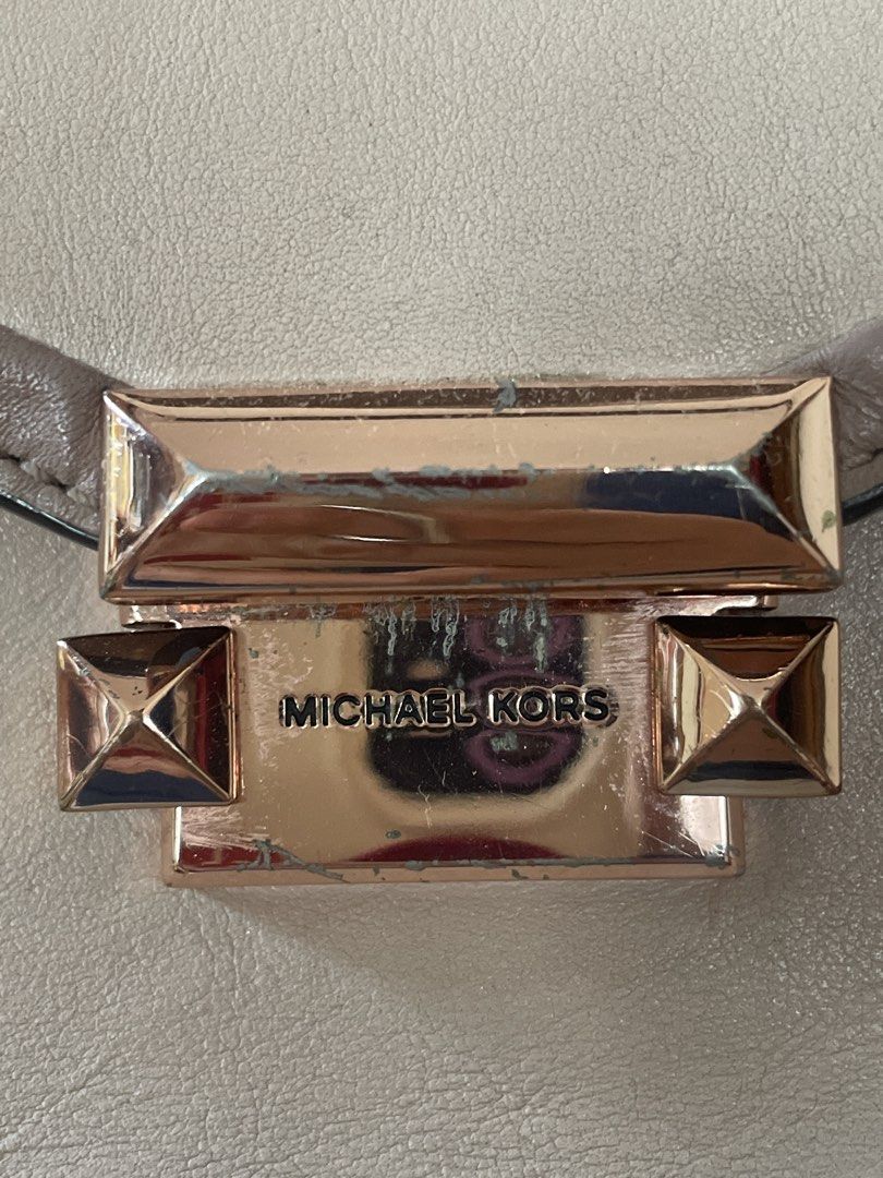Michael Kors Beige Leather Satchel Handbag (Category: Luxury Bags & Wallets) located in San Juan City. Submitted by redrosierose (Listing ID 1459979302, Image 3). Description: - preloved Beige Michael Kors leather satchel - Top handle and detachable crossbody strap -Please see all photos for flaws -bawal sa maarte - Rose gold hardware details - Minor scuffs on closure - Some marks on the back - Ideal for everyday use RFS: Decluttering LOC: San Ju