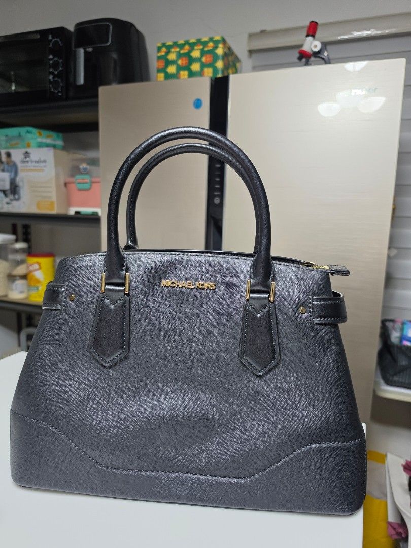 Michael Kors Black Leather Satchel Handbag (Category: Luxury Bags & Wallets) located in Manila. Submitted by mysticdog_e45c29 (Listing ID 1460004008, Image 1). Description: - Used once (RFS: resigned from corporate) - Gold hardware details - Comfortable top handles - Includes a detachable shoulder strap - Spacious main compartment with secure zip closure - Ideal for office/corporate use.