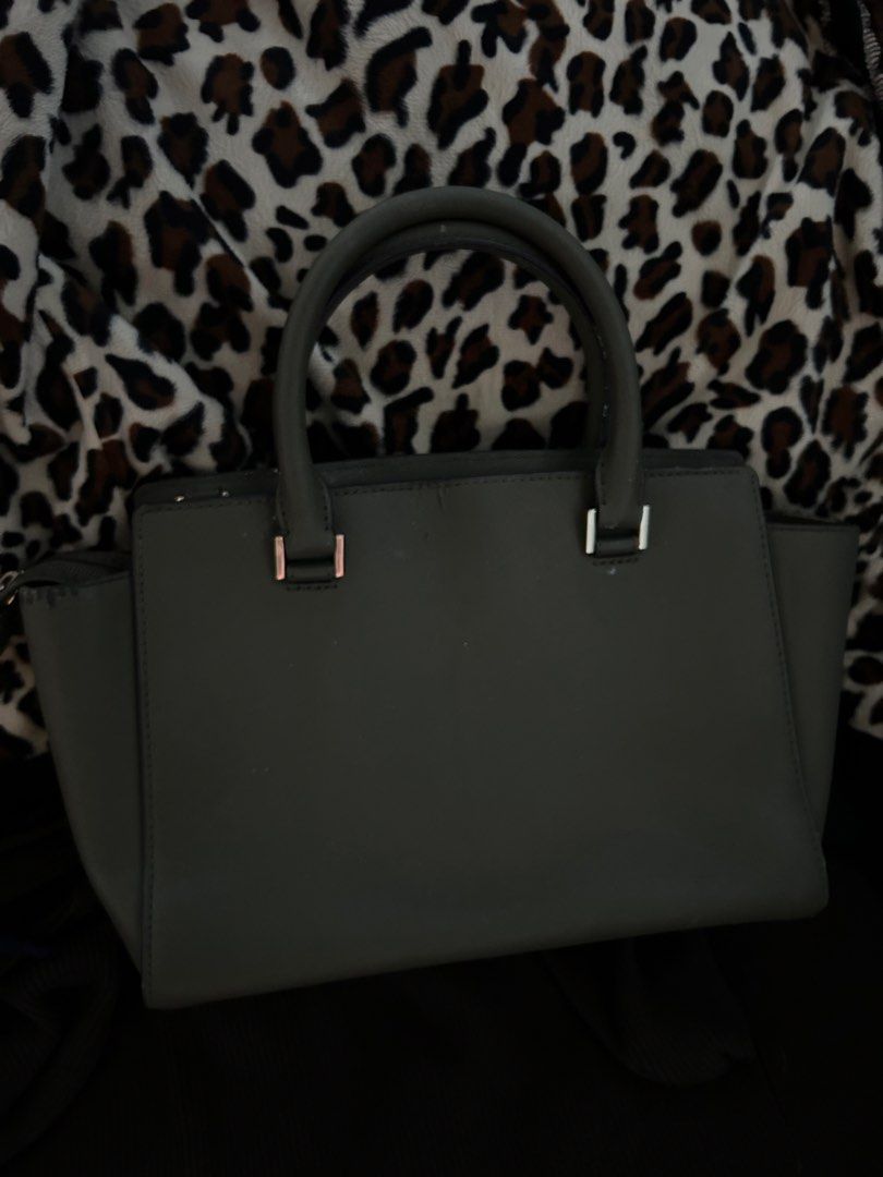 michael kors hand bag (Category: Luxury Bags & Wallets) located in Manila. Submitted by charmeofficial (Listing ID 1459913921, Image 2). Description: .