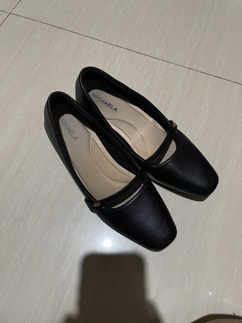 MICHAELA BLACK SCHOOL HEELS (Category: Heels) located in Batangas. Submitted by nicolevault (Listing ID 1459977338, Image 2). Description: - 10/10 CONDITION INSIDE ONLY GOT STAINED BECAUSE OF FOOTSOCKS - SIZE 9 📍Batangas City.