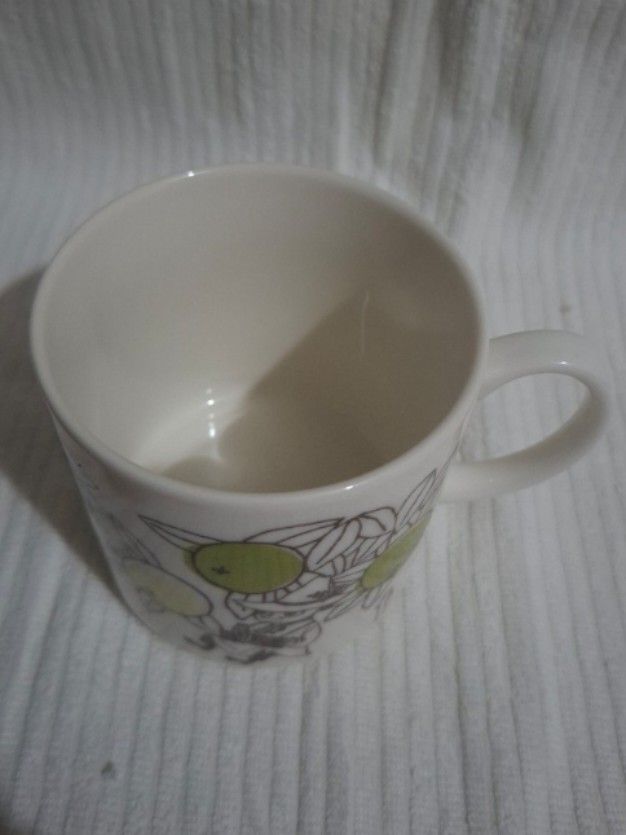Moomin Characters Snufkin Mug by Yamaka (Category: Coffee & Tea Tableware) located in Consolacion. Submitted by luxekerei (Listing ID 1459900098, Image 3). Description: - white ceramic Moomin Characters Snufkin Ceramic Mug by Yamaka featuring green citrus fruit illustrations and Snufkin playing an accordion..