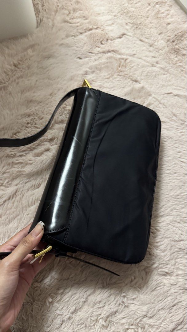 VINTAGE Moschino bag (Category: Shoulder Bags) located in Caloocan City. Submitted by ajhofilena (Listing ID 1460020416, Image 3). Description: .