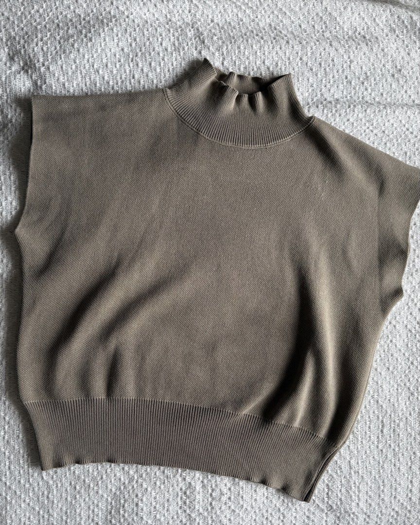 Moss green mock neck top (Category: Blouses) located in Taguig. Submitted by vrncng (Listing ID 1460066063, Image 1). Description: .