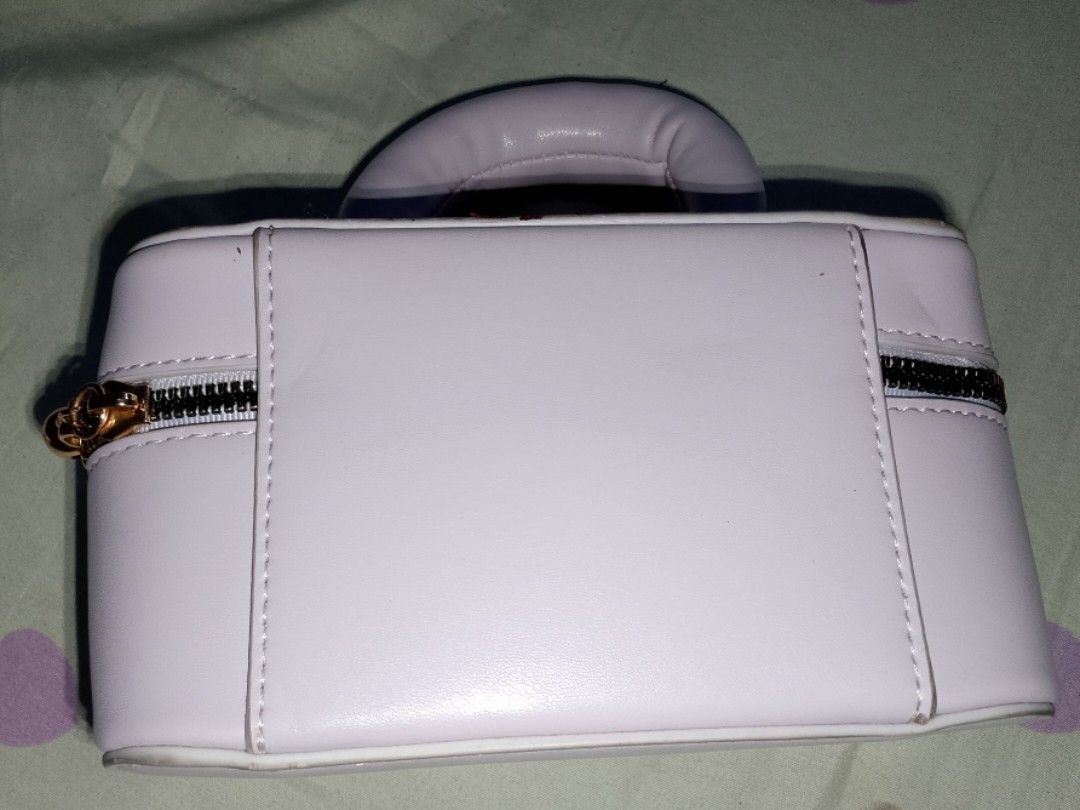 MOSSDOOM Mini Vanity Bag (Category: Luxury Bags & Wallets) located in Bulacan. Submitted by cheolsimp17 (Listing ID 1459940309, Image 2). Description: - Cute light purple vanity bag - Brand: MOSSDOOM - Features a top handle - Includes a detachable shoulder strap - Secure zipper closure - Tan interior lining - Ideal for makeup or small essentials can lower pa yung price just dm me loc. Bulacan.