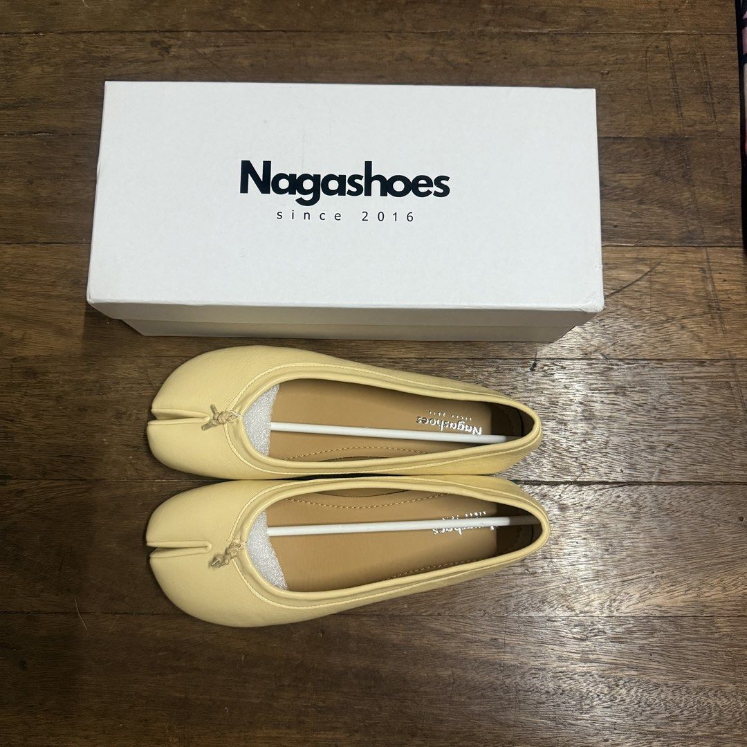 Nagashoes Yellow Tabi Flat Shoes (Category: Flats & Sandals) located in Quezon City. Submitted by claireityyy (Listing ID 1460044124, Image 1). Description: size 40, 25 cm rfs: wrong size got this thru pasabay .