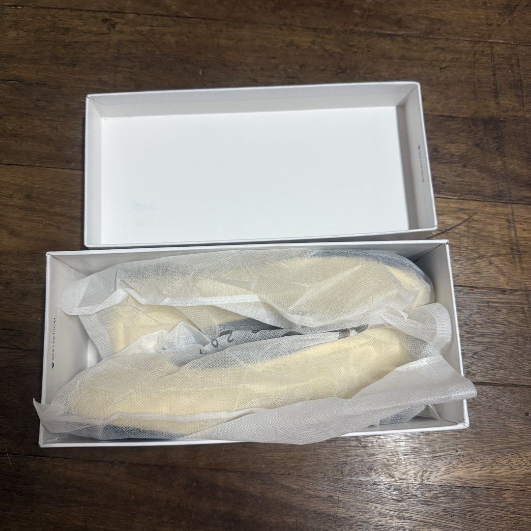 Nagashoes Yellow Tabi Flat Shoes (Category: Flats & Sandals) located in Quezon City. Submitted by claireityyy (Listing ID 1460044124, Image 3). Description: size 40, 25 cm rfs: wrong size got this thru pasabay .