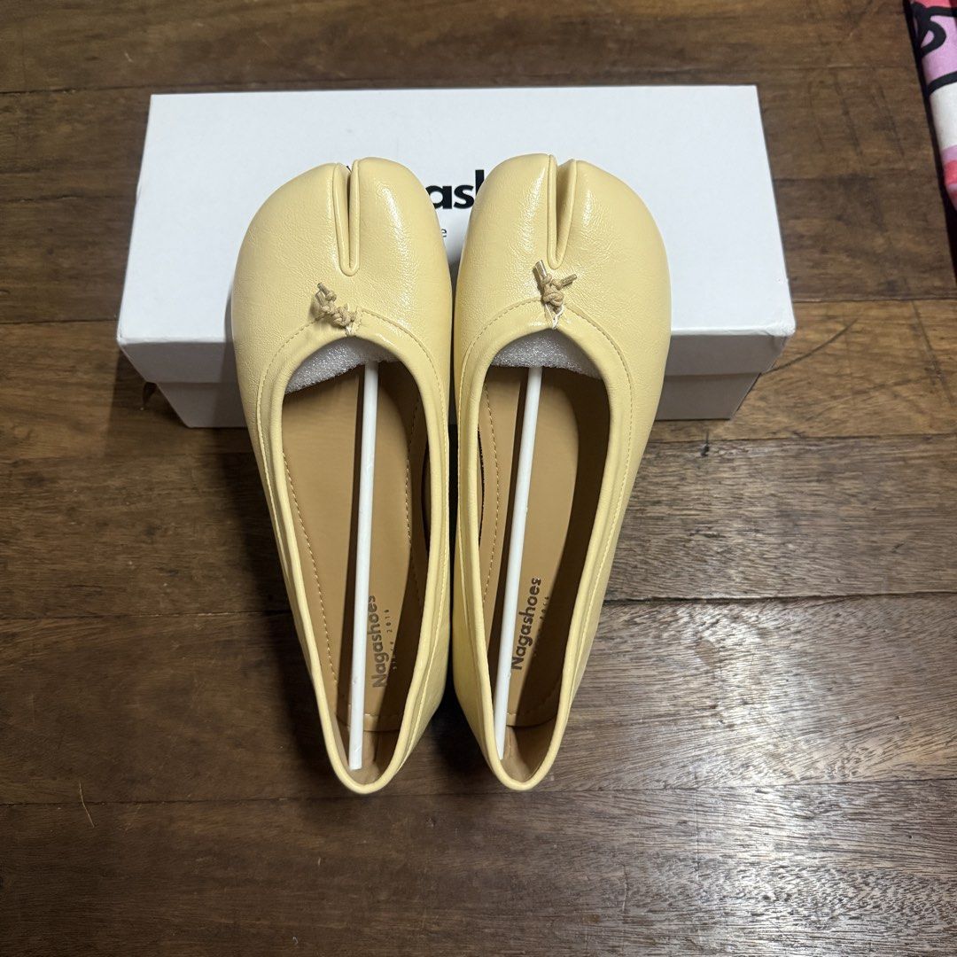 Nagashoes Yellow Tabi Flat Shoes (Category: Flats & Sandals) located in Quezon City. Submitted by claireityyy (Listing ID 1460044124, Image 2). Description: size 40, 25 cm rfs: wrong size got this thru pasabay .
