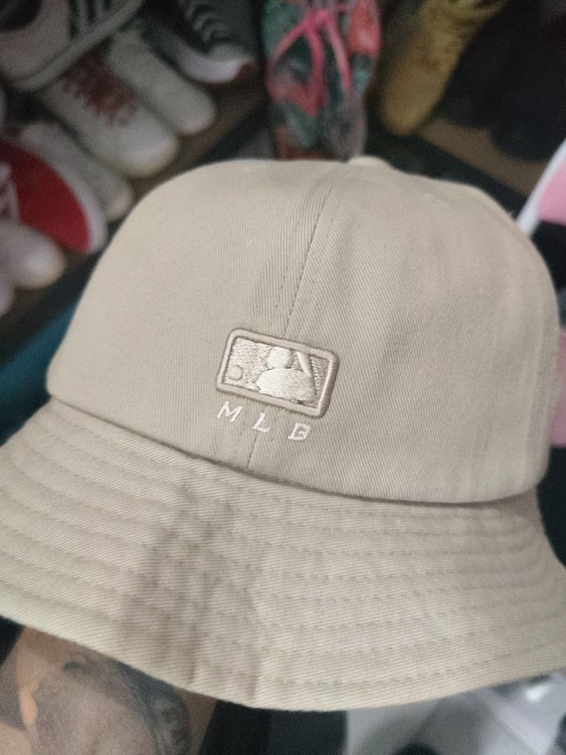 New York Yankees & LA Dodgers Caps Bundle (Category: Caps & Hats) located in Santa Rosa. Submitted by izxenjairr80094 (Listing ID 1459921542, Image 2). Description: - Bundle includes two caps: a tan 'NEW YORK' bucket hat and a green 'LA' baseball cap. - Tan bucket hat features 'NEW YORK' embroidery, 'NY' logo, and MLB logo. - Green baseball cap has an 'LA' logo. - Great for any fan of New York or Los Angeles teams!.
