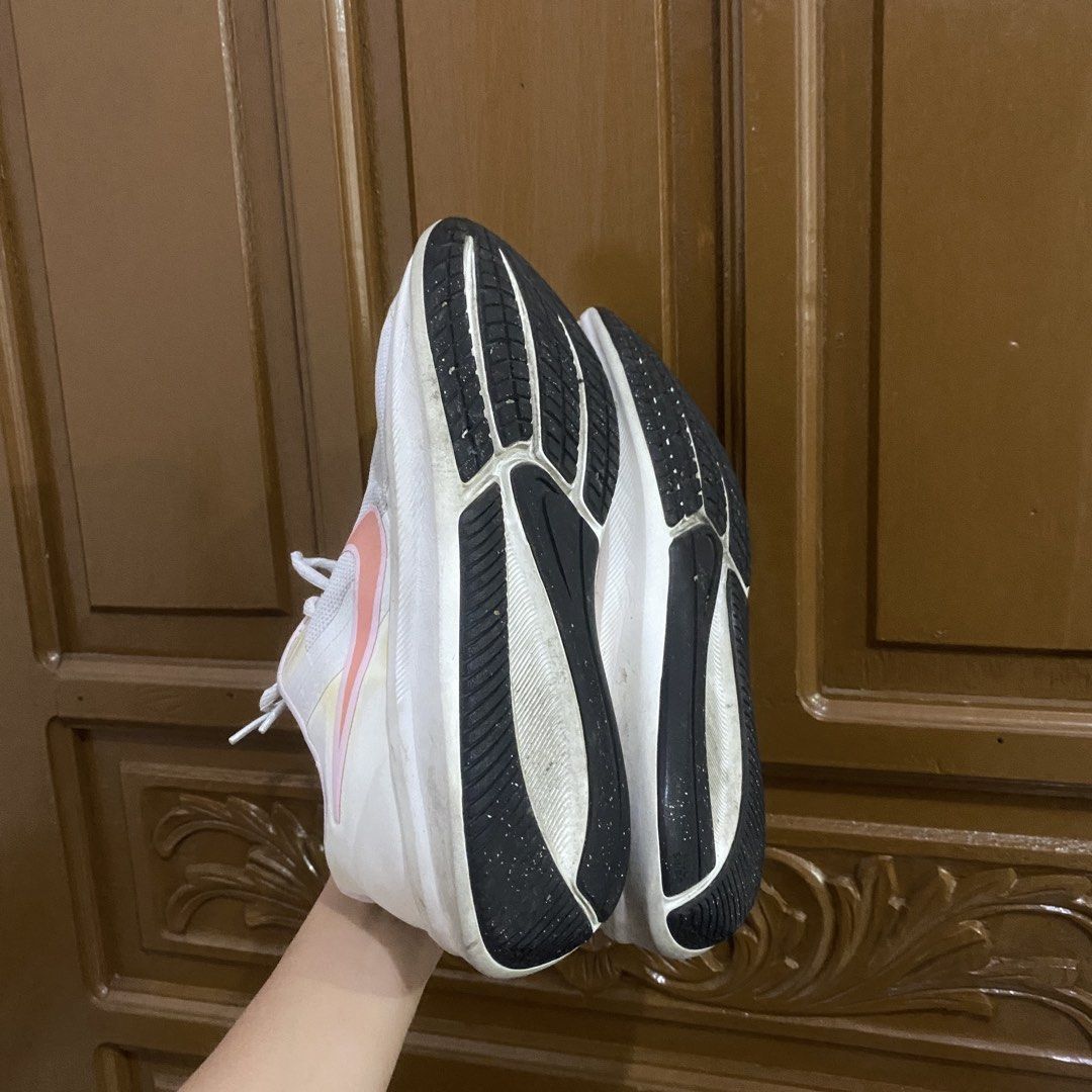 nike (Category: Flats & Sandals) located in Taguig. Submitted by ficloo (Listing ID 1460101614, Image 3). Description: size 8.
