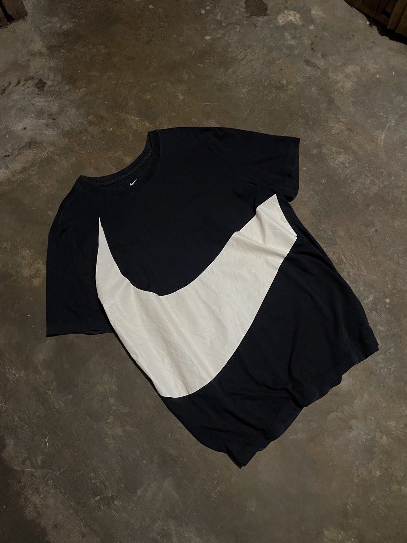 Nike Big Swoosh Shirt (Category: Tshirts & Polo Shirts ) located in Santa Cruz. Submitted by _darskieeezz (Listing ID 1460028213, Image 1). Description: Actual Dimes 21 by 28 Large Pogi ng condition No issue syempre.