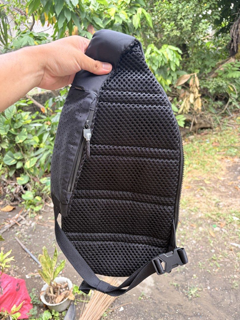 Nike Chest/Sling Bag (Category: Sling Bags) located in Abuyog. Submitted by garments.sl (Listing ID 1459958902, Image 3). Description: Nike Chest Bag Bought brand new at nike app No flaws Used several times only.