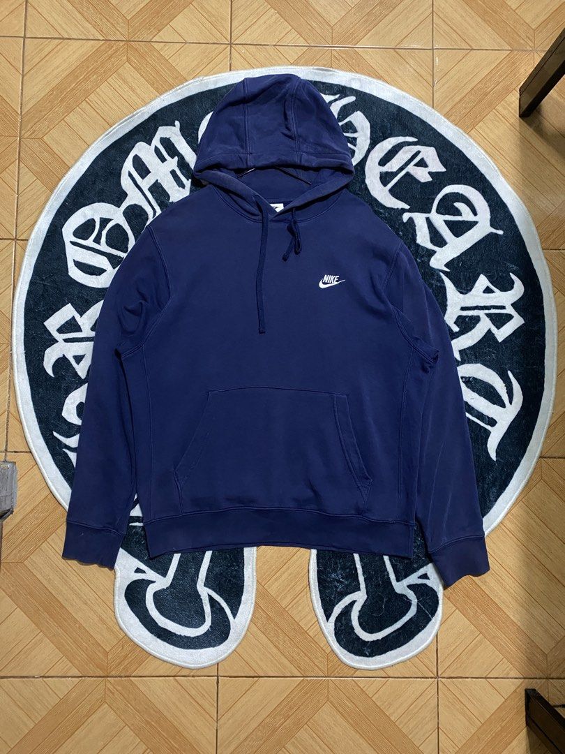 NIKE CLUBFLEECE (Category: Hoodies) located in Manila. Submitted by thrifty_drippyo (Listing ID 1460081340, Image 1). Description: AVAILABLE:✅✅✅ HOODIE: NIKE CLUBFLEECE💙 Dimension: width 22 length 27 Size fittings: LARGE Issues: ❌❌❌ .