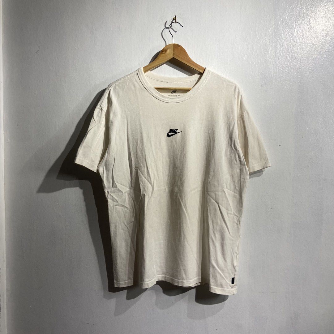 Nike Embrioded Mid Logo (Category: Tshirts & Polo Shirts ) located in Roxas City. Submitted by gudstealz (Listing ID 1459966286, Image 1). Description: Nike Embrioded Mid Logo Condition: 9/10 Color rate: 9/10 Issue: Stains (Needs deep wash / See last pic) (Color may vary due to lighting) - Size: Large Measurements: Length 28.5 Width 22.5.