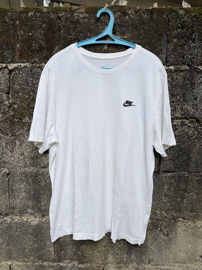 Nike Embroidered Tshirt (Category: Tshirts & Polo Shirts ) located in Abuyog. Submitted by garments.sl (Listing ID 1459955546, Image 1). Description: Nike Embroidered Shirt XXL best fit large/XL 22-23w / 27-28l Excellent condition No issue.