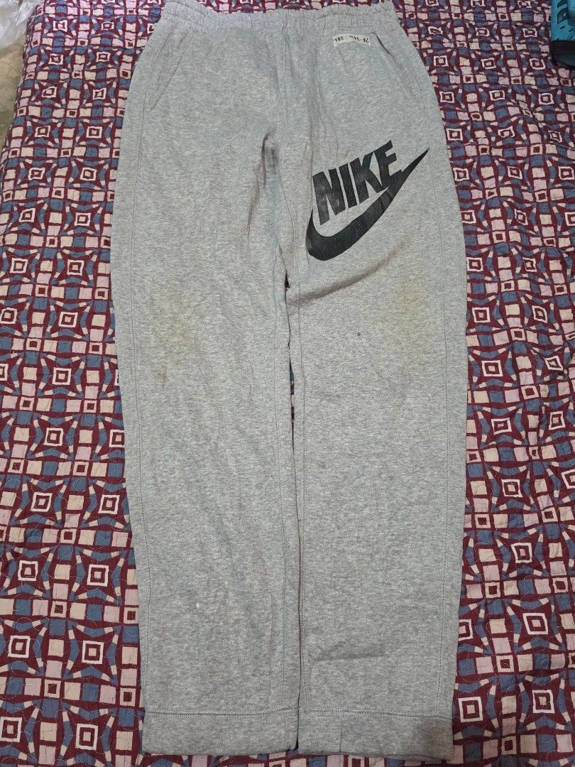 Nike fleece sweatpants (Category: Joggers) located in Santiago. Submitted by johnmichael1213 (Listing ID 1459958563, Image 1). Description: Nike fleece sweatpants Size: 28-34 waist. 38 length issue: minimal stains.