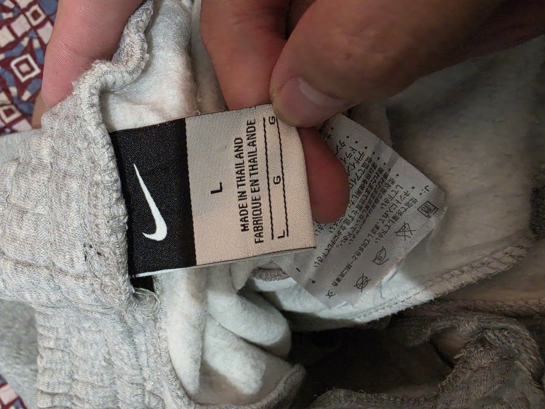 Nike fleece sweatpants (Category: Joggers) located in Santiago. Submitted by johnmichael1213 (Listing ID 1459958563, Image 3). Description: Nike fleece sweatpants Size: 28-34 waist. 38 length issue: minimal stains.