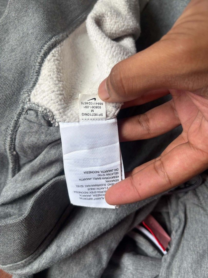 Nike Hoodie Jacket (Category: Coats, Jackets and Outerwear) located in Manila. Submitted by deelerr (Listing ID 1460000564, Image 3). Description: .