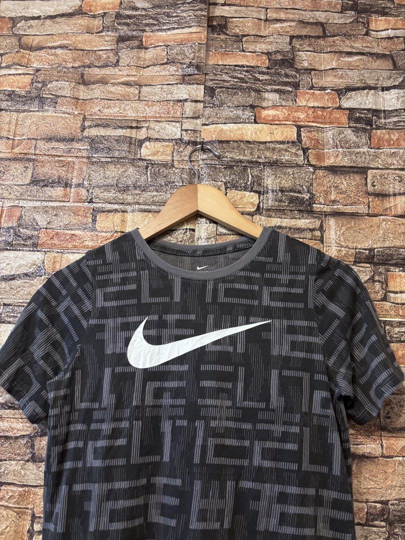 NIKE LOGO WOMENS TEE (Category: Shirts) located in Davao. Submitted by angelothriftfinds (Listing ID 1460073858, Image 2). Description: NIKE WOMENS excellent condition dimension: 17.5” W | 24.5” L fit: XS-S size issue: none mine: ₱250.