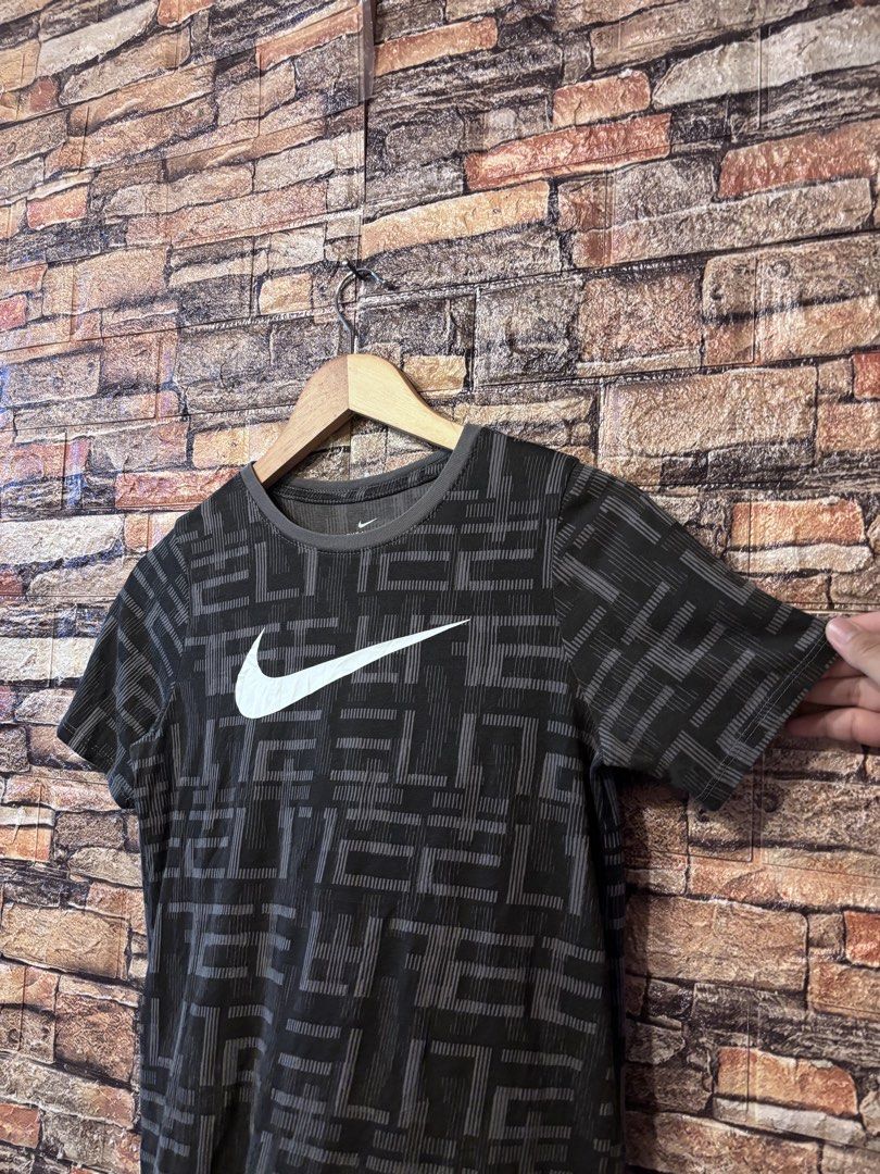 NIKE LOGO WOMENS TEE (Category: Shirts) located in Davao. Submitted by angelothriftfinds (Listing ID 1460073858, Image 3). Description: NIKE WOMENS excellent condition dimension: 17.5” W | 24.5” L fit: XS-S size issue: none mine: ₱250.