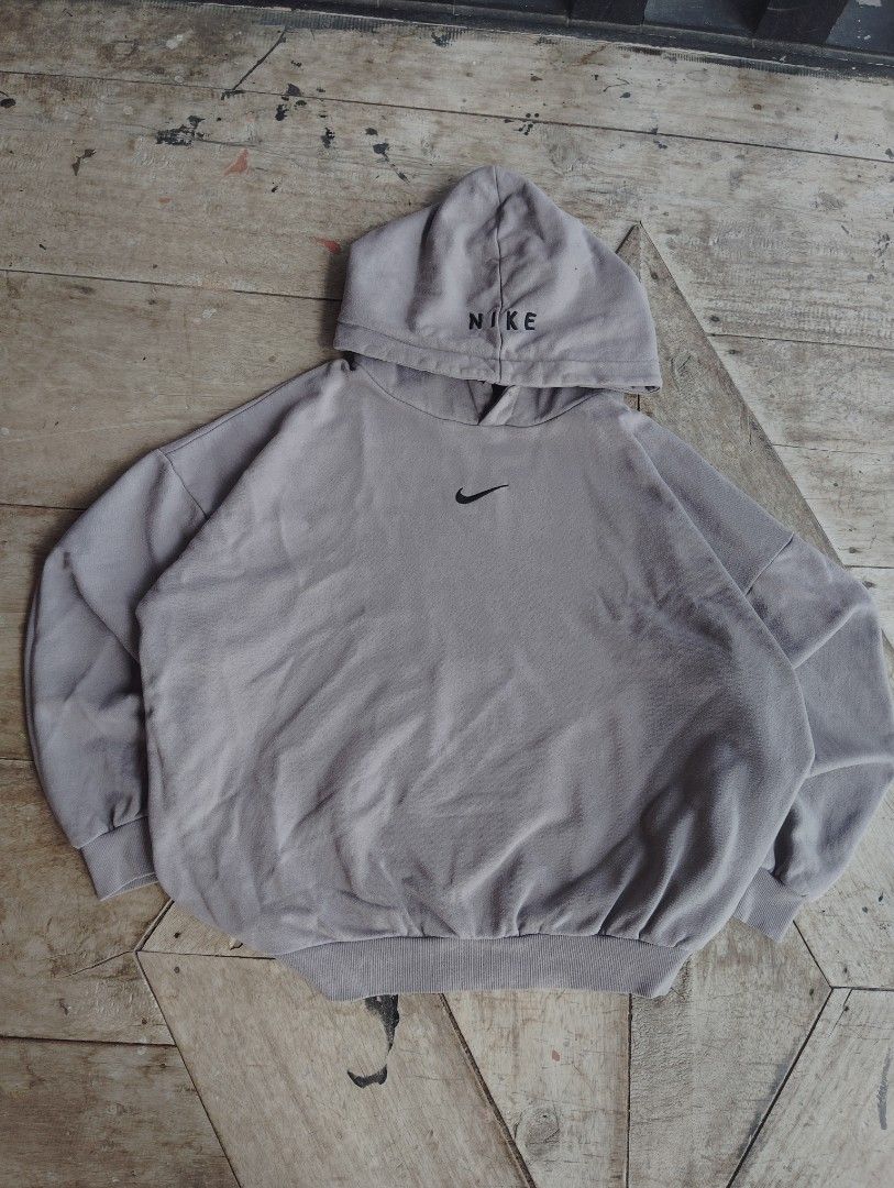 Nike Mid Swoosh (Category: Hoodies) located in Davao. Submitted by mj_m1lca (Listing ID 1459997987, Image 1). Description: Nike Mid Swoosh Boxy type Dimes: Length 25 Width 25 Heavy& Thick Cotton Excellent Condition No Tags Small stain (indicated on picture, not visible and washable ).