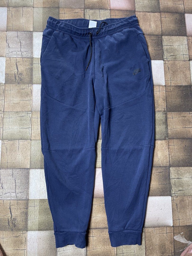 Nike Navy Blue Tech Fleece Joggers Size L (Category: Joggers) located in Manila. Submitted by noahcastilljos363 (Listing ID 1459953211, Image 1). Description: - Nike Tech Fleece Joggers - Color: Navy Blue - Size: Large (L) - Made in Cambodia - Features elastic waistband with drawstring - Ribbed cuffs for a snug fit - Ideal for casual wear or workouts.