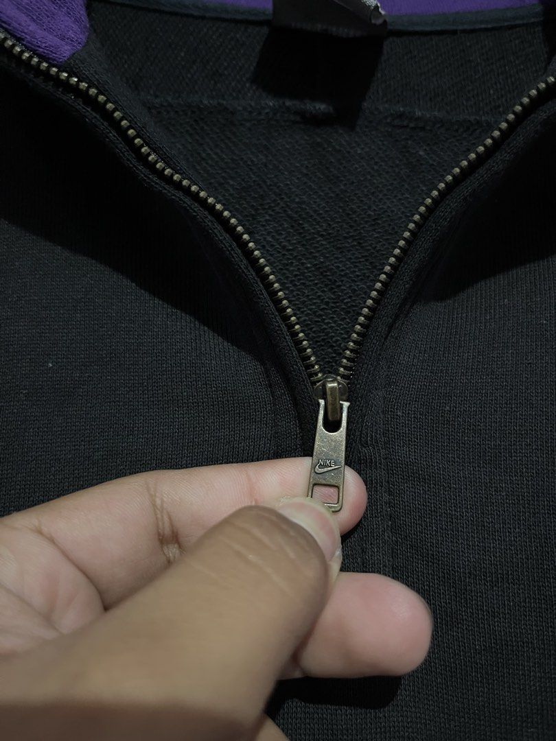 Nike Qzip Vintage (Category: Coats, Jackets and Outerwear) located in Tumauini. Submitted by jomerthrift (Listing ID 1460070814, Image 3). Description: Dimes: 21x26 Color rate: 9.5/10 Issue: see last pic 1 pinhole on shoulder.