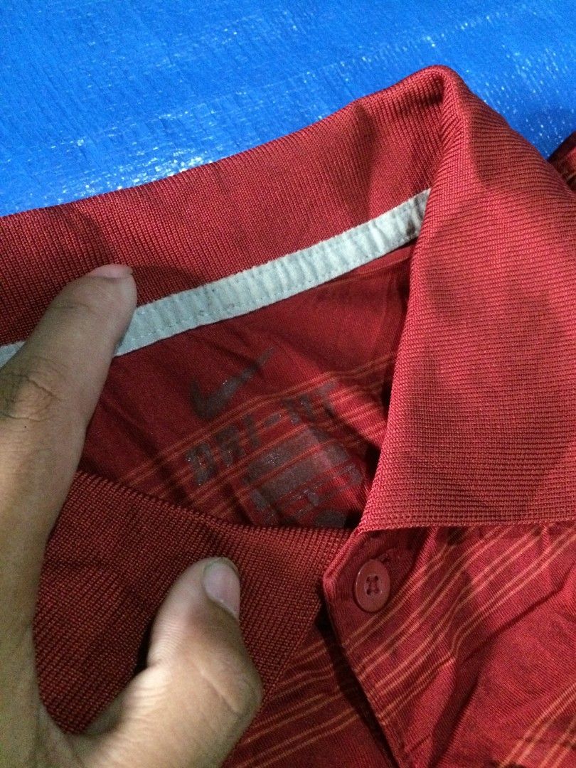 NIKE RED STRIPE GOLF POLO (Category: Tshirts & Polo Shirts ) located in Cagayan de Oro. Submitted by archive.51137 (Listing ID 1459992600, Image 3). Description: this item is fresh from ukay need wash only size large need wash and sign of usage sa isang button.