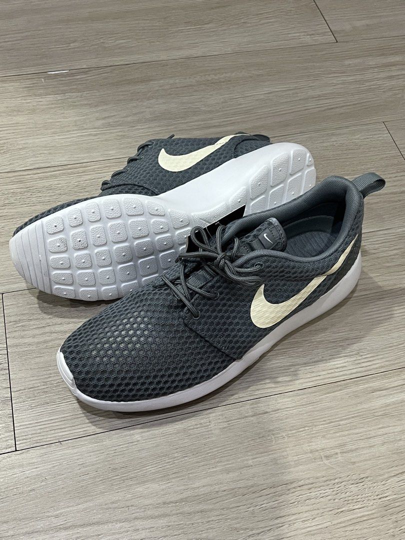 Nike Roshe Run, US 10.5 (Category: Sneakers) located in San Juan City. Submitted by dap_21 (Listing ID 1460069296, Image 2). Description: Nike Roshe Run, US 10.5 Bnew Cool Grey White Made i.