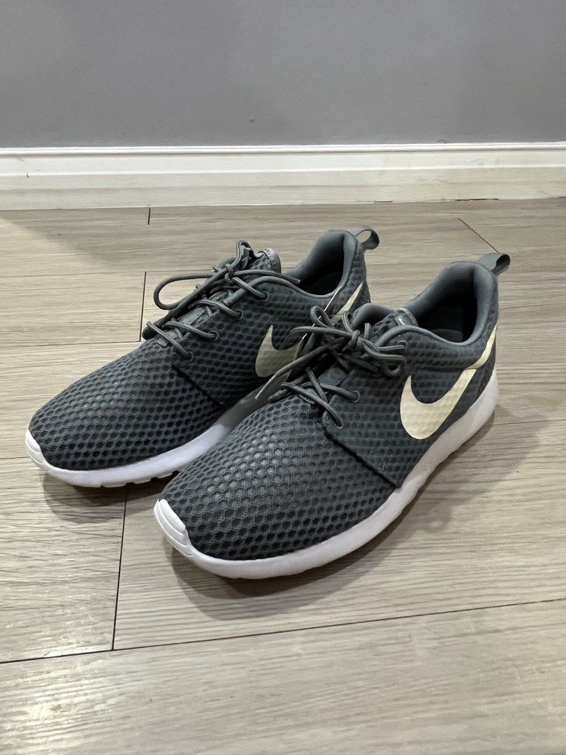Nike Roshe Run, US 10.5 (Category: Sneakers) located in San Juan City. Submitted by dap_21 (Listing ID 1460069296, Image 1). Description: Nike Roshe Run, US 10.5 Bnew Cool Grey White Made i.