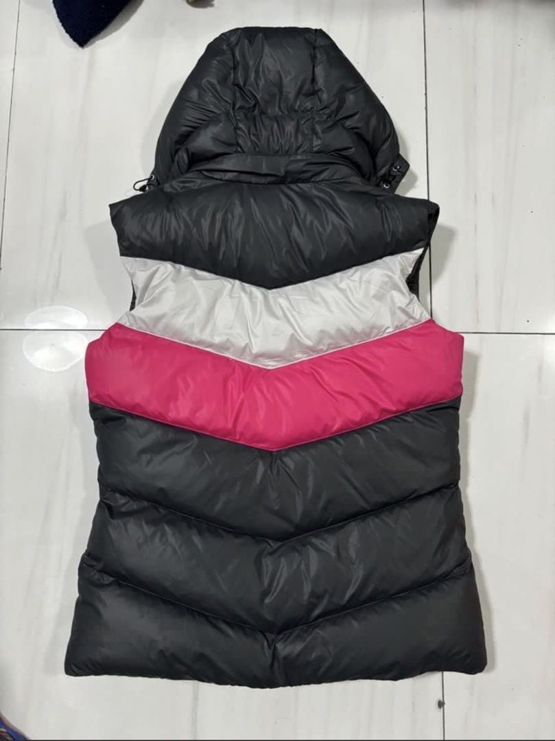 Nike sleeveless puffer hooded jacket LARGE (Category: Coats, Jackets and Outerwear) located in Quezon City. Submitted by edether (Listing ID 1460077376, Image 2). Description: Width - 20in Length- 25in Issue - zipper no longer have the rubber pulls. But still working perfectly fine If you see it posted, it’s available. Last price and details are posted. No reply means not interested. We are limited by the app on the number of replies we can make.