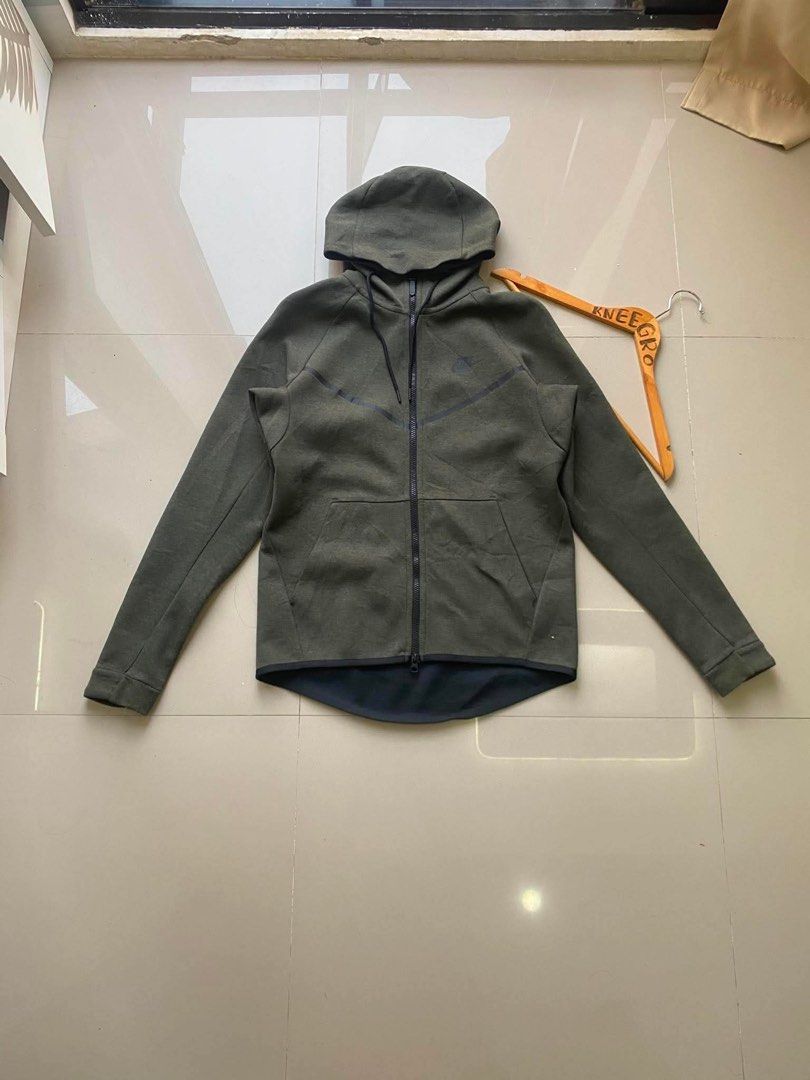 NIKE TECH-FLEEECE ARMY GREEN JACKET (Category: Coats, Jackets and Outerwear) located in Compostela. Submitted by moneyzone (Listing ID 1460077363, Image 3). Description: NIKE TECH-FLEEECE ARMY GREEN JACKET AS NEW CONDITION NO FLAWS MEDIUM DIMES: 20.5 WIDTH 26 LENGHT MINE- DM❗️ Liloan, Cebu.